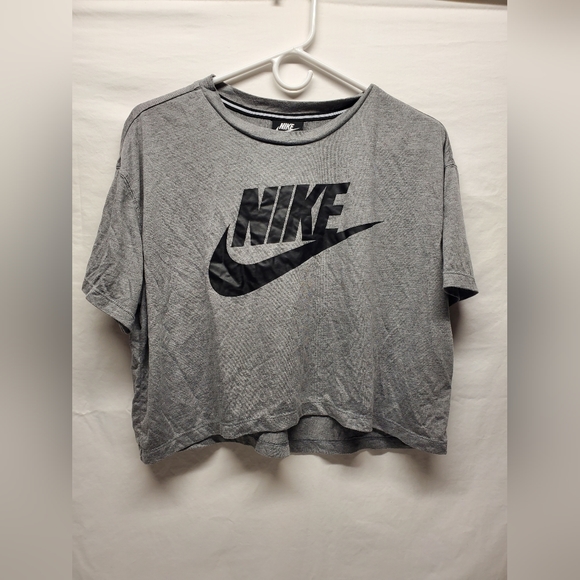 Nike Tops - Nike flowy crop top